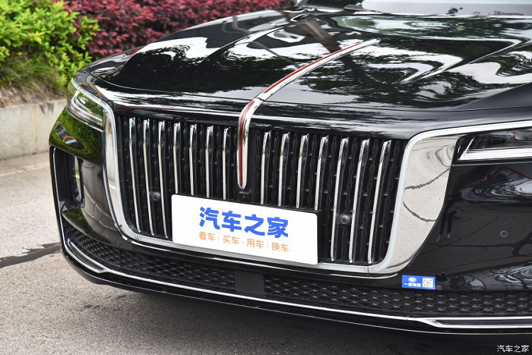 Đầu tiên, hãng xe Trung Quốc đã loại bỏ 2 màu sơn Glory Blue và Quicksand Gold trên tất cả dòng xe này và đưa vào đó là màu xám bạc lượng tử, nhằm để lấp đầy cho màu sơn ngoại thất của xe khi hãng bỏ đi 1 màu sơn được xem là "quốc dân" của xe Hồng Kỳ H9.