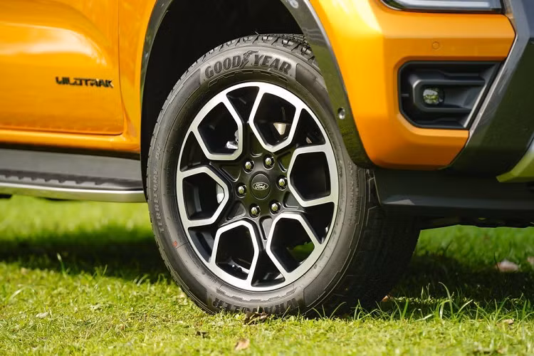 Những trang bị ngoại thất còn lại của Ford Everest Wildtrak 2023 bao gồm đèn pha Matrix LED với tính năng tự động bật tắt, tự động điều chỉnh luồng sáng để chống chói, dải đèn LED định vị ban ngày hình chữ "C", đèn sương mù LED, đèn hậu LED, cửa sổ trời toàn cảnh Panorama và cửa cốp đóng/mở chỉnh điện rảnh tay.