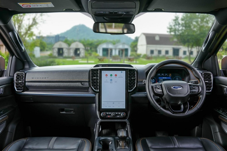 ... bảng đồng hồ kỹ thuật số 12,4 inch, màn hình cảm ứng trung tâm 12 inch nằm dọc, tích hợp hệ thống thông tin giải trí SYNC 4A, hỗ trợ Apple CarPlay/Android Auto không dây và điều khiển bằng giọng nói.