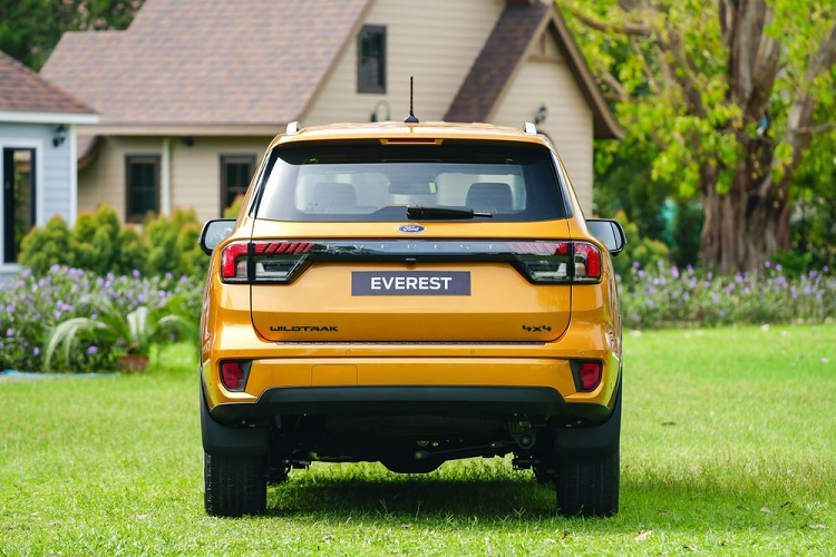 Bước vào bên trong Ford Everest Wildtrak 2023, khách hàng Thái Lan sẽ bắt gặp ghế bọc da pha da lộn màu đen với viền chỉ khâu màu cam Cyber Orange tương phản. Ở lưng ghế trước còn xuất hiện dòng chữ ""Wildtrak" màu cam.