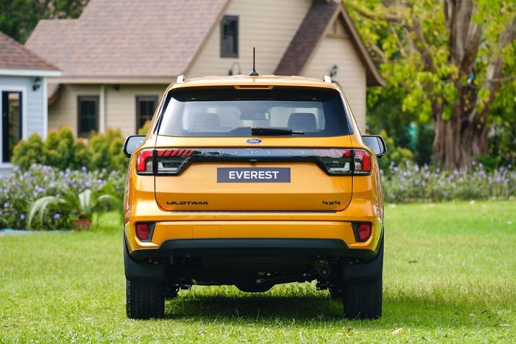 Bước vào bên trong Ford Everest Wildtrak 2023, khách hàng Thái Lan sẽ bắt gặp ghế bọc da pha da lộn màu đen với viền chỉ khâu màu cam Cyber Orange tương phản. Ở lưng ghế trước còn xuất hiện dòng chữ ""Wildtrak" màu cam.