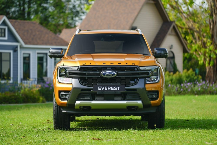 Tương tự Ranger Wildtrak, Ford Everest Wildtrak 2023 cũng sở hữu màu sơn ngoại thất vàng Luxe Yellow, kết hợp với những điểm nhấn màu xám Bolder Grey đặc trưng. Thêm vào đó là lưới tản nhiệt dành riêng cho phiên bản này cũng như tem chữ nổi "Wildtrak" màu đen trên nắp ca-pô...