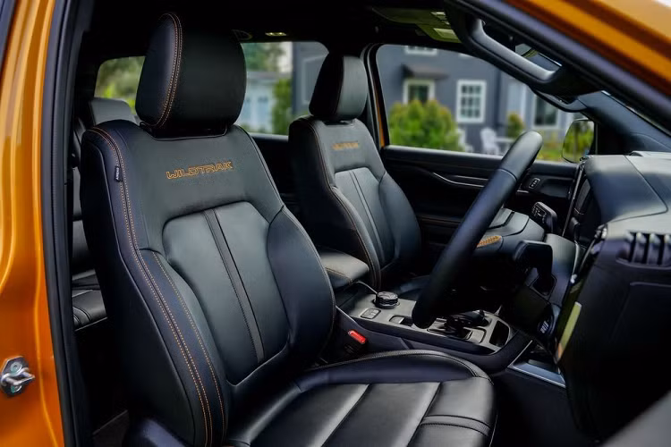 Mặt táp-lô của xe cũng đi kèm chỉ khâu màu cam. Là bản cao cấp nhất nên Ford Everest Wildtrak 2023 đương nhiên không thiếu trang bị nội thất. Theo đó, xe sở hữu hàng ghế trước chỉnh điện 8 hướng, hàng ghế cuối gập chỉnh điện...