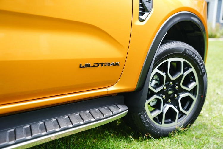 ... cửa trước và cửa cốp sau. Bộ vành hợp kim 20 inch mới với thiết kế 6 chấu kép, phay xước 2 màu cũng là đặc điểm nhận dạng của Ford Everest Wildtrak mới.