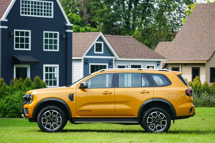 Bên cạnh đó là những trang bị an toàn chủ động ADAS như hệ thống kiểm soát hành trình thích ứng, hỗ trợ đèn pha thông minh, phanh khẩn cấp tự động, cảnh báo tiền va chạm, phanh tự động sau va chạm, cảnh báo lệch làn đường, cảnh báo điểm mù, cảnh báo phương tiện cắt ngang khi lùi, ngăn va chạm khi lùi, hỗ trợ đánh lái tránh chướng ngại vật và hỗ trợ đỗ xe tự động.