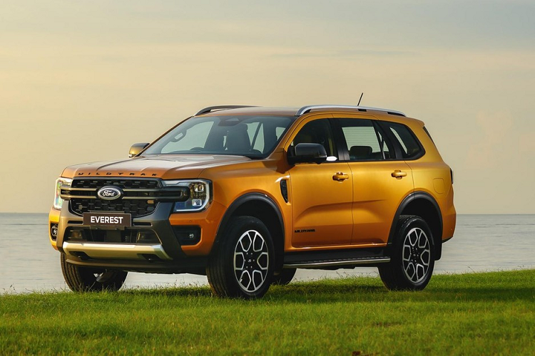 Giá xe Ford Everest Wildtrak 2023 tại Thái Lan là 1,399 triệu baht (khoảng 1,3 tỷ đồng). Trong khi đó, giá dự kiến của phiên bản tương ứng ở Việt Nam là 1,5 tỷ đồng, cao nhất phân khúc, đắt hơn bản Titanium+.