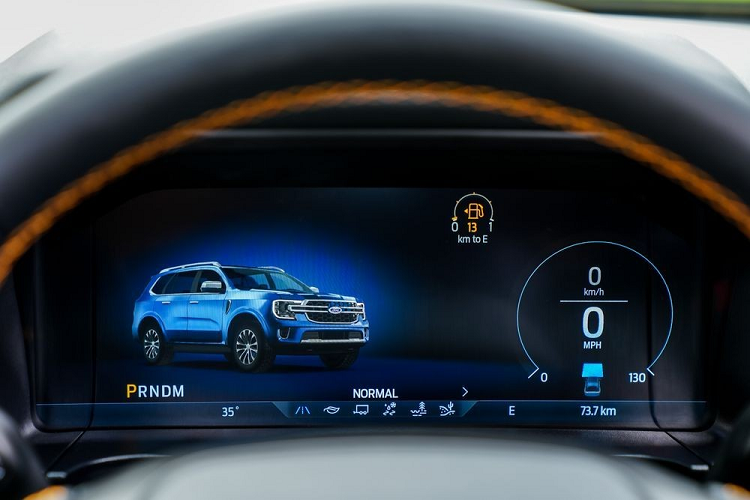 Tiếp đến là sạc điện thoại không dây, hệ thống điều hòa tự động 2 vùng, cửa gió dành cho hàng ghế sau, gương chiếu hậu tự động chống chói tích hợp cổng USB, hệ thống đèn viền nội thất, 4 cổng USB, hệ thống âm thanh 8 loa...