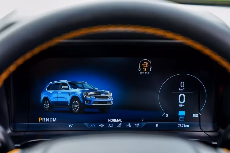 Tiếp đến là sạc điện thoại không dây, hệ thống điều hòa tự động 2 vùng, cửa gió dành cho hàng ghế sau, gương chiếu hậu tự động chống chói tích hợp cổng USB, hệ thống đèn viền nội thất, 4 cổng USB, hệ thống âm thanh 8 loa...