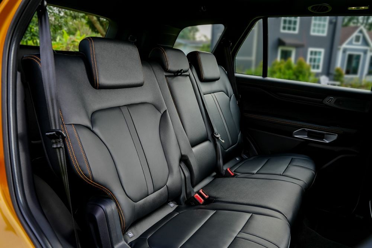 ... cần số điện tử, phanh tay điện tử, 3 ổ điện 12V và 1 ổ điện 230V (400W).