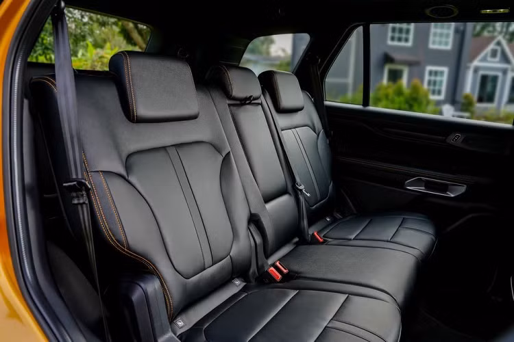 ... cần số điện tử, phanh tay điện tử, 3 ổ điện 12V và 1 ổ điện 230V (400W).