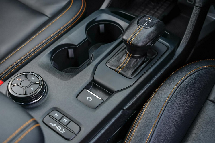 Trang bị an toàn của Ford Everest Wildtrak 2023 khá quen thuộc với 7 túi khí, cảnh báo khoảng cách đỗ xe trước/sau, hỗ trợ khởi hành ngang dốc, hỗ trợ xuống dốc, camera 360 độ, cảnh báo áp suất lốp và giảm thiểu lật xe.