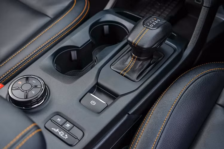 Trang bị an toàn của Ford Everest Wildtrak 2023 khá quen thuộc với 7 túi khí, cảnh báo khoảng cách đỗ xe trước/sau, hỗ trợ khởi hành ngang dốc, hỗ trợ xuống dốc, camera 360 độ, cảnh báo áp suất lốp và giảm thiểu lật xe.