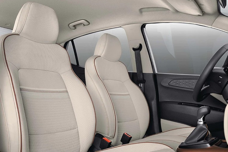 Thêm vào đó là cổng USB Type C và màn hình đa thông tin 3,5 inch mới trong bảng đồng hồ. Những trang bị còn lại của Hyundai Aura 2023 được giữ nguyên như trước, bao gồm màn hình cảm ứng trung tâm 8 inch, hỗ trợ Android Auto/Apple CarPlay, cửa gió điều hòa dành cho hàng ghế sau, hệ thống điều hòa tự động và sạc không dây. 