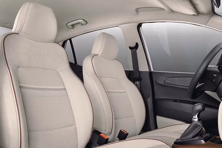 Thêm vào đó là cổng USB Type C và màn hình đa thông tin 3,5 inch mới trong bảng đồng hồ. Những trang bị còn lại của Hyundai Aura 2023 được giữ nguyên như trước, bao gồm màn hình cảm ứng trung tâm 8 inch, hỗ trợ Android Auto/Apple CarPlay, cửa gió điều hòa dành cho hàng ghế sau, hệ thống điều hòa tự động và sạc không dây. 