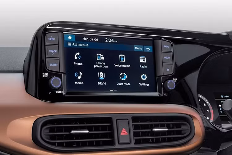 Ngoài ra, xe còn có hệ thống cân bằng điện tử, hỗ trợ khởi hành ngang dốc, khóa cửa trung tâm, đèn pha tự động, cảnh báo áp suất lốp, móc ghế trẻ em ISOFIX và gương chiếu hậu 2 chế độ ngày/đêm. 