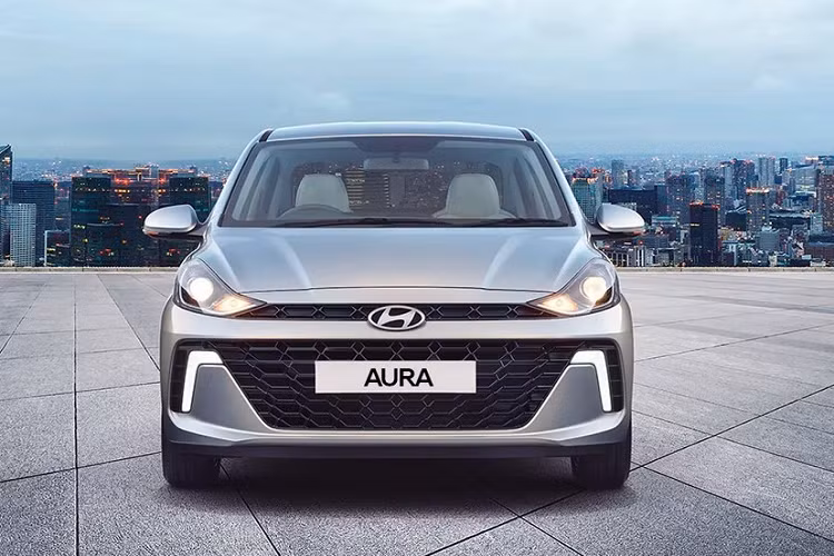 Phần phía trên nối liền với 2 đèn pha, có thiết kế hẹp hơn và tích hợp logo của hãng Hyundai. Trong khi đó, phần bên dưới có thiết kế hình thang ngược rộng hơn và nối liền với khe gió nằm dọc ở hai bên.