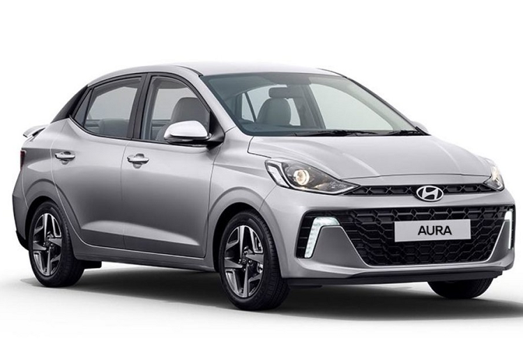 Trong khi đó, ở phía sau, mẫu xe này được bổ sung nẹp mạ crôm nằm giữa 2 đèn hậu và cánh gió trên nắp cốp. Bên trong phiên bản sedan của Hyundai Grand i10 2023 là không gian nội thất gần như giống hệt như trước. Hãng Hyundai chỉ đưa một số chi tiết mới vào bên trong xe như ghế bọc nỉ, vô lăng bọc da và đèn ở sàn đặt chân.