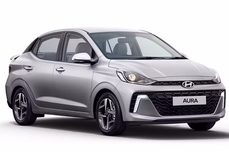 Trong khi đó, ở phía sau, mẫu xe này được bổ sung nẹp mạ crôm nằm giữa 2 đèn hậu và cánh gió trên nắp cốp. Bên trong phiên bản sedan của Hyundai Grand i10 2023 là không gian nội thất gần như giống hệt như trước. Hãng Hyundai chỉ đưa một số chi tiết mới vào bên trong xe như ghế bọc nỉ, vô lăng bọc da và đèn ở sàn đặt chân.