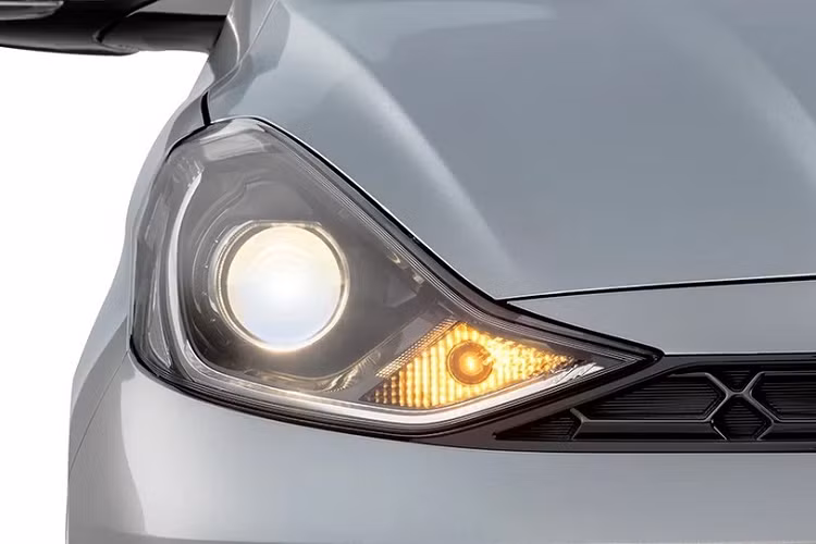 Nằm bên dưới nắp ca-pô của mẫu sedan hạng A này là 2 tùy chọn động cơ. Đầu tiên là động cơ xăng 1.2L, tạo ra công suất tối đa 83 mã lực và mô-men xoắn cực đại 113,8 Nm. Động cơ đồng hành cùng hộp số sàn 5 cấp hoặc hộp số tự động 5 cấp. 