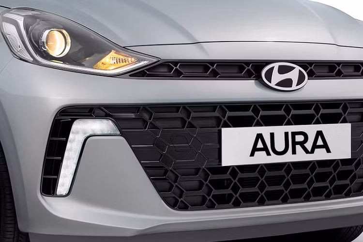 Tương tự Hyundai Grand i10 mới, Aura 2023 cũng có thêm dải đèn LED định vị ban ngày mới. Chi tiết này được đặt ngay bên cạnh khe gió ở hai góc đầu xe. Thêm vào đó là cản trước sắc sảo hơn. Ở khu vực bên sườn, Hyundai Aura 2023 không có gì thay đổi, bao gồm cả vành la-zăng.