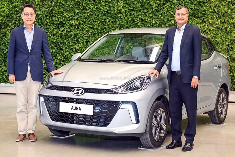 Vào hôm 23/1/2023 vừa qua, hãng Hyundai đã chính thức tung ra phiên bản nâng cấp của dòng sedan giá rẻ Aura ở thị trường Ấn Độ. Aura trên thực tế chính là phiên bản sedan của dòng xe Hyundai Grand i10 2023 mới. 