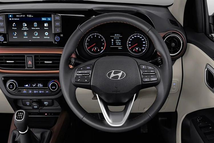 Ở bản tiêu chuẩn, xe có những trang bị an toàn như 4 túi khí, hệ thống chống bó cứng phanh ABS và phân bổ lực phanh điện tử tiêu chuẩn. Bên cạnh đó là những trang bị an toàn tùy chọn như 6 túi khí,... 