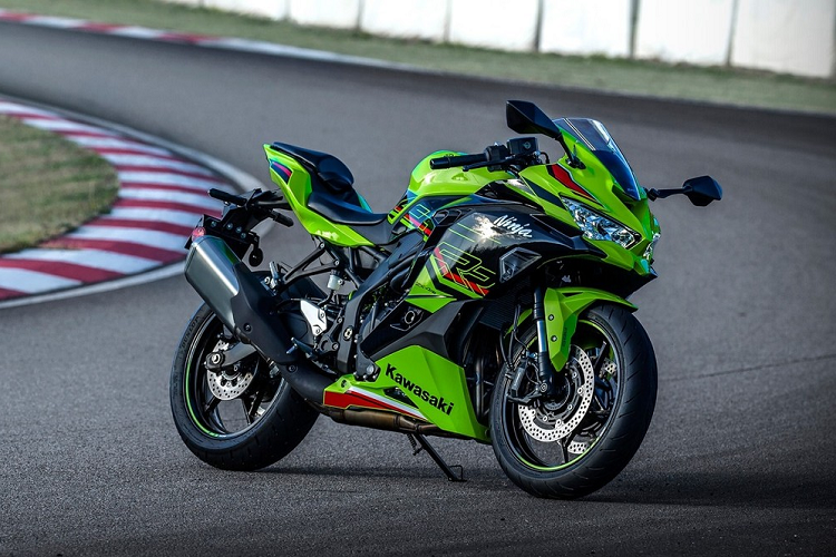 Trong khi đó, Kawasaki ZX-4R 2023 phiên bản ZX-4RR sẽ có đầy đủ "đồ chơi" nhất. Ngoài những trang bị có trên 2 phiên bản tiêu chuẩn và SE, Kawasaki ZX-4R ZX-4RR 2023 còn có thêm giảm xóc đơn Showa BFRC-Lite tương tự đàn anh ZX-10R. Trong khi đó, bản tiêu chuẩn của xe được trang bị phuộc SFF-BP phía trước và giảm xóc đơn nằm ngang ở phía sau.