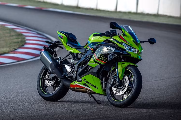 Trong khi đó, Kawasaki ZX-4R 2023 phiên bản ZX-4RR sẽ có đầy đủ "đồ chơi" nhất. Ngoài những trang bị có trên 2 phiên bản tiêu chuẩn và SE, Kawasaki ZX-4R ZX-4RR 2023 còn có thêm giảm xóc đơn Showa BFRC-Lite tương tự đàn anh ZX-10R. Trong khi đó, bản tiêu chuẩn của xe được trang bị phuộc SFF-BP phía trước và giảm xóc đơn nằm ngang ở phía sau.