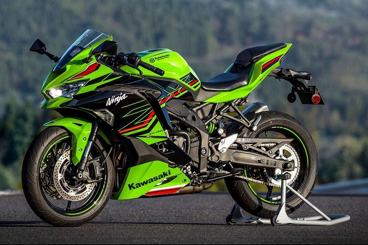 Tại thị trường châu Âu, Kawasaki ZX-4R 2023 có 3 phiên bản là ZX-4R tiêu chuẩn, ZX-4R SE và ZX-4RR. So với 2 phiên bản còn lại, bản SE có những điểm nhấn khác biệt như bộ tem Kawasaki Racing Team, tính năng lên/xuống số nhanh, kính chắn gió màu khói, cổng USB cũng như thanh trượt (frame slider) giúp giảm thiểu thiệt hại trong trường hợp tai nạn.