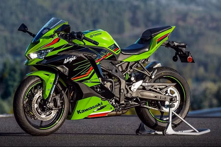 Tại thị trường châu Âu, Kawasaki ZX-4R 2023 có 3 phiên bản là ZX-4R tiêu chuẩn, ZX-4R SE và ZX-4RR. So với 2 phiên bản còn lại, bản SE có những điểm nhấn khác biệt như bộ tem Kawasaki Racing Team, tính năng lên/xuống số nhanh, kính chắn gió màu khói, cổng USB cũng như thanh trượt (frame slider) giúp giảm thiểu thiệt hại trong trường hợp tai nạn.