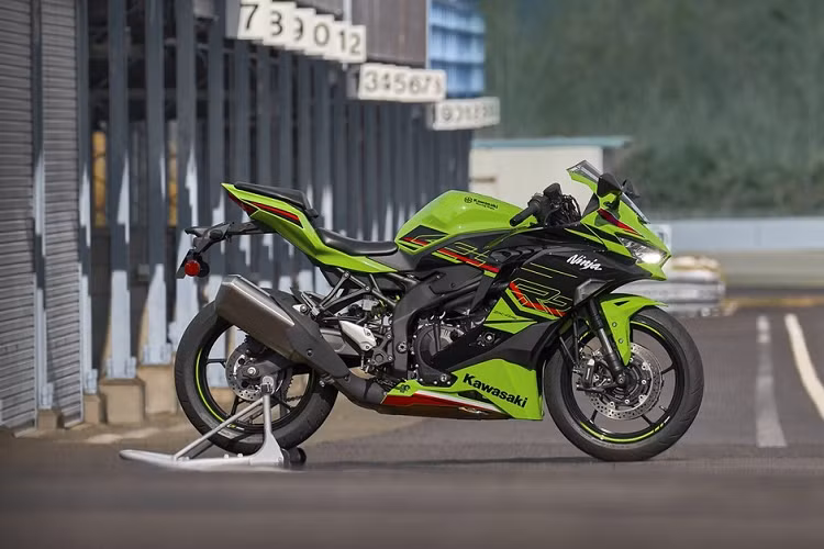 Tin đồn về việc hãng Kawasaki phát triển mẫu mô tô phân khối lớn mới mang tên ZX-4R đã xuất hiện từ năm 2021. Mãi đến nay, tin đồn này mới trở thành sự thật khi hãng Kawasaki vén màn ZX-4R ở thị trường châu Âu.