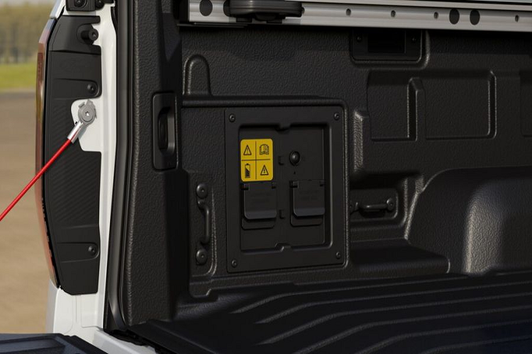 Sức kéo của Ford Ranger PHEV có thể lên đến 3,5 tấn. Hãng xe Mỹ cũng tiết lộ Ford Ranger PHEV có tầm vận hành thuần điện đạt khoảng 45km, tương đương với phạm vi di chuyển hàng ngày của các khách hàng Úc.