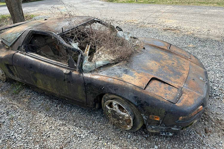 Những chiếc xe thể thao dù có bị hư hỏng nặng, thậm chí là cháy trơ khung, vẫn có thể được rao bán với giá cao. Chiếc Acura NSX chết đuối 15 năm này là một ví dụ điển hình. Chiếc Acura NSX này đã được trục vớt sau 15 năm nằm dưới đáy sông Yadkin tại bang Bắc Carolina, Mỹ.