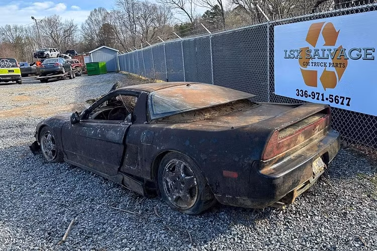 Theo một số nguồn tin, chiếc Acura NSX hàng hiếm này đã tình cờ được tìm thấy dưới đáy sông vào năm 2019. Vào thời điểm đó, các thợ lặn đang tìm kiếm một chiếc ôtô khác bị rơi xuống sông. Khi trục vớt xe lên, người ta phát hiện đây chính là chiếc Acura NSX từng bị mất trộm vào đầu những năm 2000.