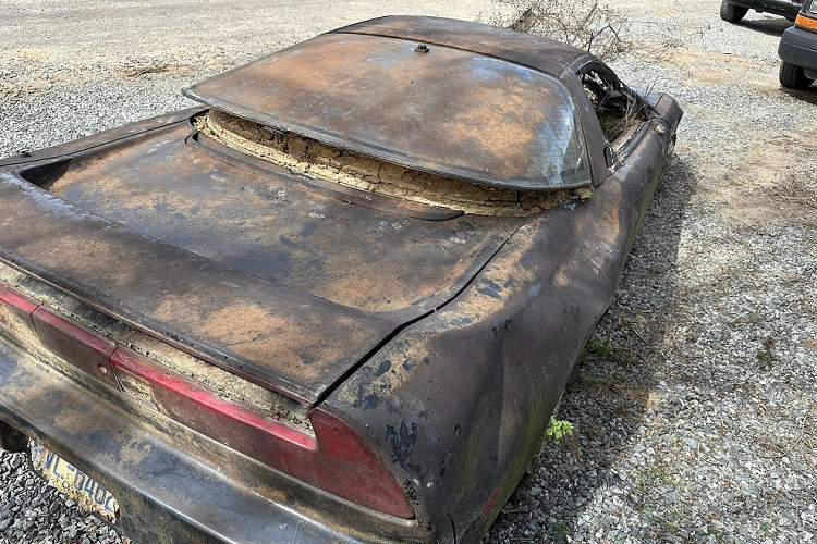 Chiếc Acura NSX này thuộc thế hệ thứ nhất, được sản xuất từ năm 1990 - 2005. Đây là mẫu xe thể thao được thừa hưởng phong cách thiết kế và tính khí động lực học từ buồng lái của máy bay chiến đấu F-16.