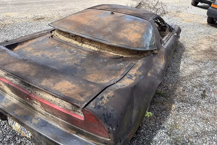 Chiếc Acura NSX này thuộc thế hệ thứ nhất, được sản xuất từ năm 1990 - 2005. Đây là mẫu xe thể thao được thừa hưởng phong cách thiết kế và tính khí động lực học từ buồng lái của máy bay chiến đấu F-16.