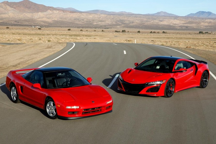 Ban đầu, Acura NSX chỉ có kiểu dáng coupe. Tuy nhiên, từ năm 1995, xe có thêm phiên bản mui trần. Vào năm 1997, Acura NSX được nâng cấp với động cơ xăng V6, dung tích 3.2L mới. 5 năm sau, Acura NSX không còn được trang bị đèn pha pop-up như trước. Đến năm 2005, Acura NSX thế hệ đầu tiên bị ngừng sản xuất.