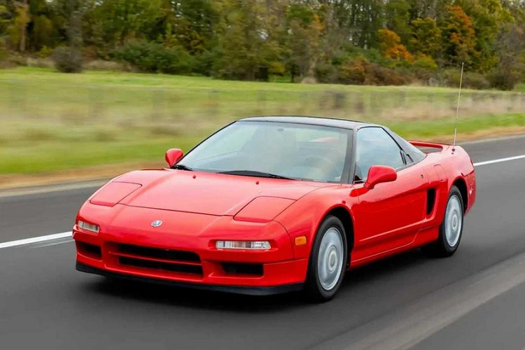 Acura NSX thế hệ đầu tiên chính là mẫu xe sản xuất hàng loạt đầu tiên trên thế giới được trang bị phần thân vỏ hoàn toàn bằng nhôm. "Trái tim" của xe là động cơ xăng V6, dung tích 3.0L cũng làm hoàn toàn bằng nhôm. Động cơ này dùng công nghệ VTEC của hãng Honda và kết hợp với hộp số sàn 5 cấp hoặc tự động 4 cấp.