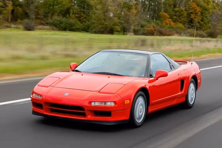 Acura NSX thế hệ đầu tiên chính là mẫu xe sản xuất hàng loạt đầu tiên trên thế giới được trang bị phần thân vỏ hoàn toàn bằng nhôm. "Trái tim" của xe là động cơ xăng V6, dung tích 3.0L cũng làm hoàn toàn bằng nhôm. Động cơ này dùng công nghệ VTEC của hãng Honda và kết hợp với hộp số sàn 5 cấp hoặc tự động 4 cấp.