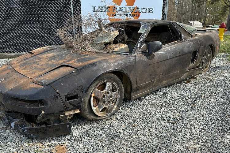 Lúc đó, chính quyền bang Bắc Carolina cho rằng chiếc xe thể thao này đã rơi xuống sông Yadkin. Sau 15 năm nằm dưới đáy sông, chiếc Acura NSX này đã bị hư hỏng hoàn toàn. Qua những hình ảnh do người rao bán đăng lên mạng xã hội, có thể thấy chiếc Acura NSX không còn giữ được màu sơn nguyên bản.