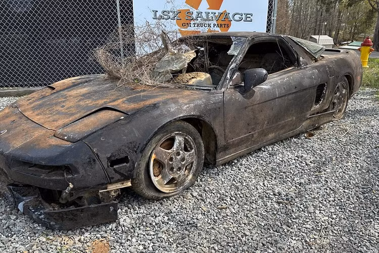 Lúc đó, chính quyền bang Bắc Carolina cho rằng chiếc xe thể thao này đã rơi xuống sông Yadkin. Sau 15 năm nằm dưới đáy sông, chiếc Acura NSX này đã bị hư hỏng hoàn toàn. Qua những hình ảnh do người rao bán đăng lên mạng xã hội, có thể thấy chiếc Acura NSX không còn giữ được màu sơn nguyên bản.