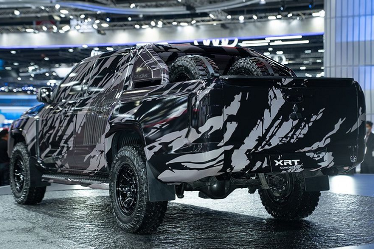 Chính giữa đầu xe là lưới tản nhiệt rộng hơn và đi kèm mắt lưới hình tổ ong mới. Bên trên lưới tản nhiệt còn có tem chữ nổi "Mitsubishi".