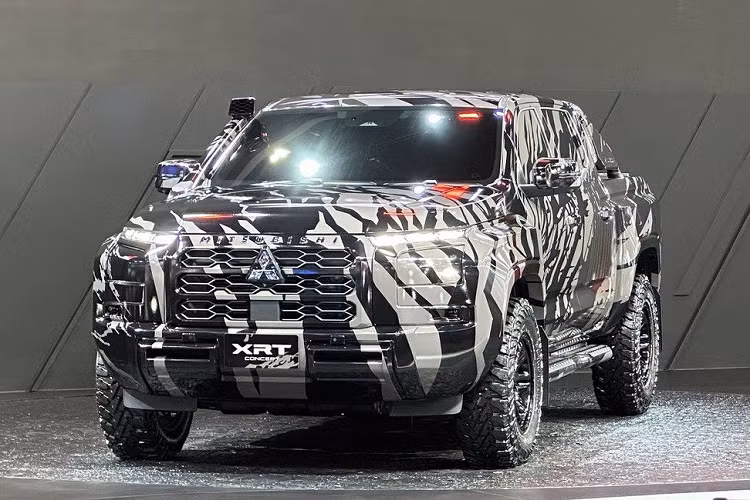 Xe vẫn có ngoại hình mang ngôn ngữ thiết kế Dynamic Shield, tuy nhiên góc cạnh hơn so với mẫu xe bán tải Mitsubishi Triton hiện tại. Bản concept không có đèn chiếu sáng mà chỉ có đèn LED định vị ban ngày đặt cao.