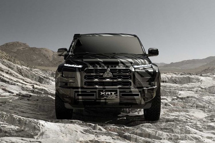 Mẫu Mitsubishi Triton hiện hành là bản nâng cấp giữa vòng đời (facelift) của thế hệ Triton thứ 5, ra mắt tại Việt Nam từ cuối năm 2019. Mẫu xe này hiện được phân phối tại Việt Nam với 3 phiên bản, đi kèm mức giá từ 650 - 905 triệu đồng.