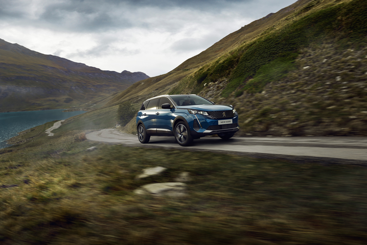 Tương tự 3008, Peugeot 5008 thế hệ mới dự kiến cũng được phát triển dựa trên cơ sở gầm bệ Stellantis STLA Medium. Phạm vi hoạt động của 5008 phiên bản thuần điện sau một lần sạc đầy pin có thể lên đến 700 km.