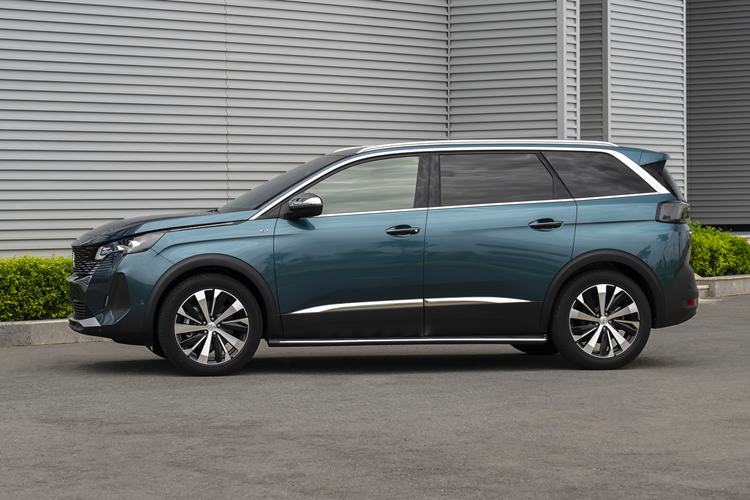 Dù đã ở cuối vòng đời nhưng Peugeot 5008 vẫn có sức bán khá tốt. Trong tháng 9/2023 vừa qua, hãng Peugeot đã bán được tổng cộng 34.560 chiếc 5008, tăng mạnh so với mức 26.425 xe vào cùng kỳ năm ngoái. Theo trang tin Auto News, Peugeot 5008 hiện là mẫu xe bán chạy thứ 5 trong phân khúc SUV hạng trung.