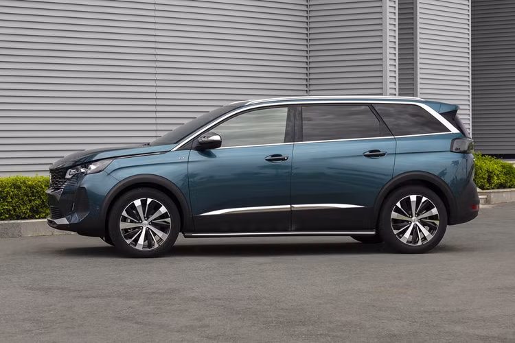 Dù đã ở cuối vòng đời nhưng Peugeot 5008 vẫn có sức bán khá tốt. Trong tháng 9/2023 vừa qua, hãng Peugeot đã bán được tổng cộng 34.560 chiếc 5008, tăng mạnh so với mức 26.425 xe vào cùng kỳ năm ngoái. Theo trang tin Auto News, Peugeot 5008 hiện là mẫu xe bán chạy thứ 5 trong phân khúc SUV hạng trung.
