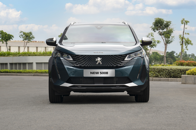 Ngoài động cơ, Peugeot 5008 thế hệ mới nhiều khả năng sẽ được áp dụng triết lý thiết kế tương tự 3008. Tuy nhiên, 5008 có thể sẽ sở hữu thiết kế SUV truyền thống thay vì SUV lai Coupe như 3008. Peugeot 5008 thế hệ mới có thể sẽ được trang bị lưới tản nhiệt phức tạp, hệ thống đèn pha LED và dải đèn LED định vị ban ngày tương tự người anh em 3008.