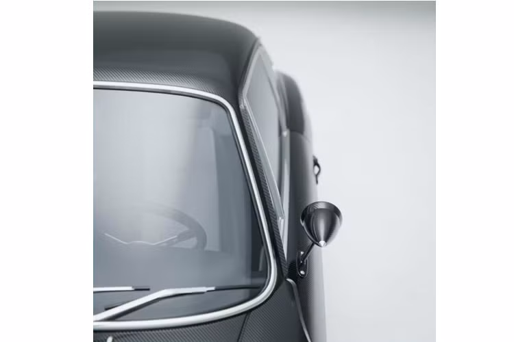 Tuy nhiên, ở dự án này, chiếc xe độ được nâng cấp hơn nữa với thân xe được làm hoàn toàn từ sợi carbon, đi kèm bộ mâm cũng làm từ carbon, nâng cấp khả năng khí động học, không gian nội thất mới và cả khối động cơ mạnh mẽ hơn.