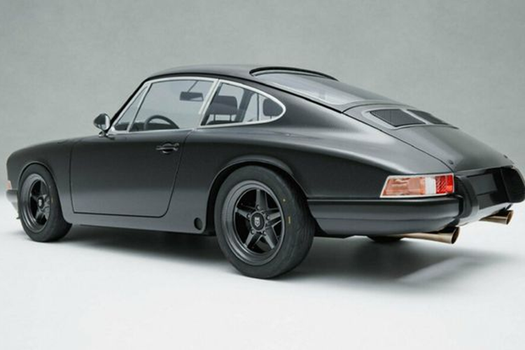 Là một bản độ từ mẫu xe cổ hàng hiếm, mức giá xe Porsche 912c Restomod không hề rẻ, lên tới 350.000 – 393.000 USD (khoảng 8,7 – 9,7 tỷ đồng). Con số này cao gấp nhiều lần so với giá niêm yết của một chiếc 911 hiện đại, dao động ở mức 113.000 – 120.000 USD (2,7 - 2,9 tỷ đồng).